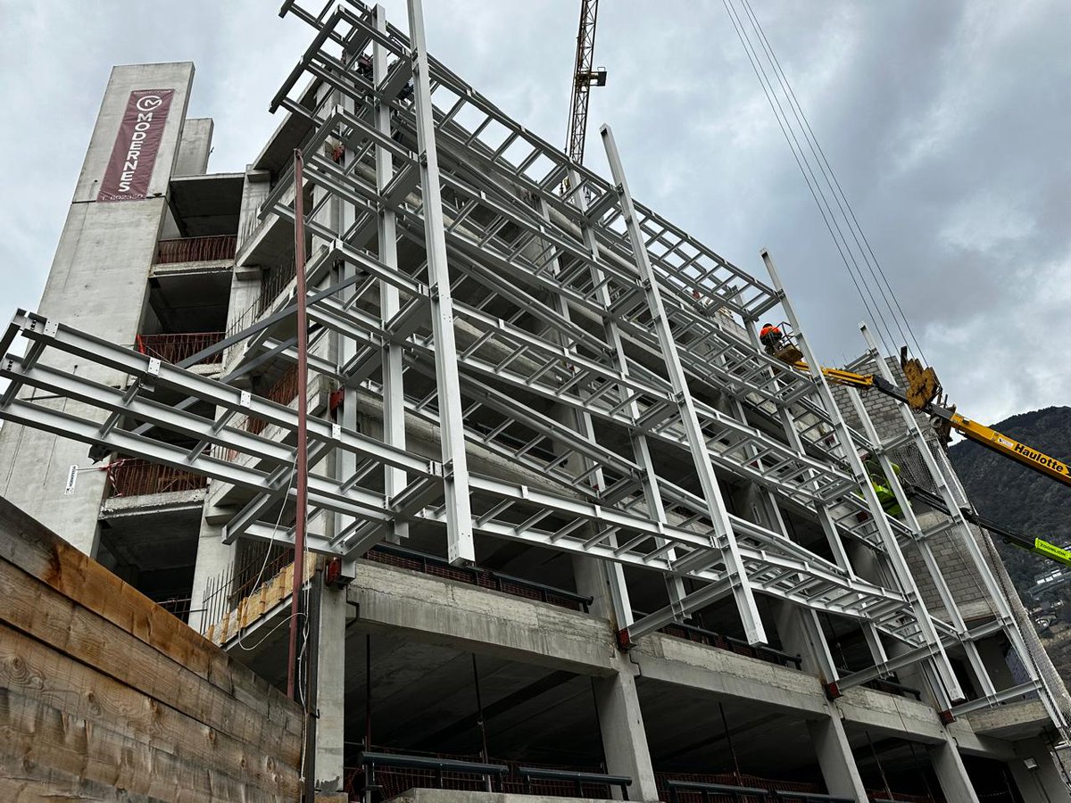 ValdesEnginyers's tweet photo. 🚧 Les obres de l'aparcament del Falgueró avancen a bon ritme!
✅ Ja s'ha completat l'estructura interior i actualment s'està instal·lant l'estructura de les passarel·les exteriors a la façana. https://t.co/RrIXpgX6Df