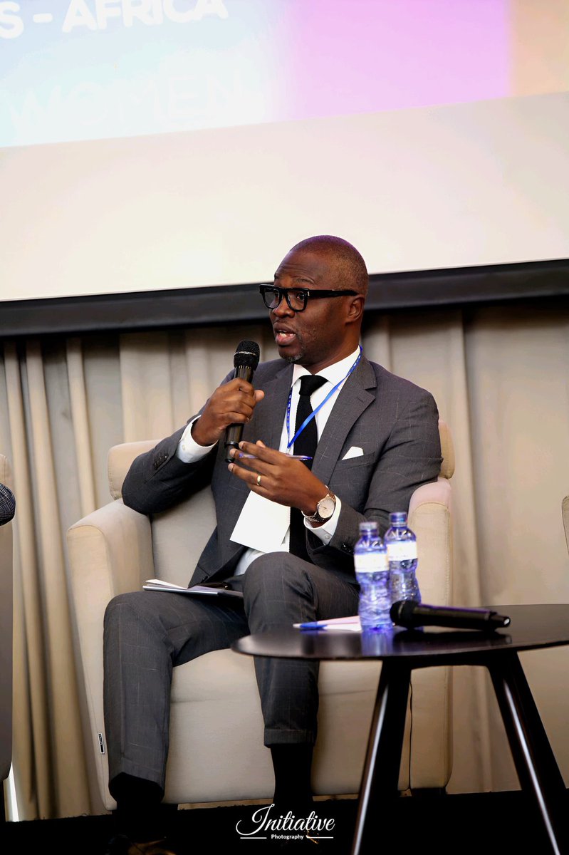 AKyungu86944's tweet photo. Enjeux de la mobilité urbaine en RDC : Alain KYUNGU ressasse ses recommandations  pour Kinshasa aux assises de  " #WILA ". 

Alain Kyungu Mushidi, Secrétaire général adjoint de l’UDPS Kibassa, a été convié en tant que panéliste et invité d’honneur à la conférence organisée par Women in Logistics Africa (@WILA_AFRICA ), ce mercredi, à l’hôtel Aarjan Rotana. Cet honneur lui a été accordé en reconnaissance de son combat citoyen sur la question des embouteillages, un fléau qui paralyse la capitale congolaise. Placée sous le thème "Les enjeux de la mobilité urbaine en RDC", cette rencontre a réuni des figures de premier plan, notamment l’Honorable @EliezerNtambwe0 et @davidthonon1964 , Délégué Général de Wallonie-Bruxelles.

Dans son intervention, Alain Kyungu a dénoncé l’inaction autour du Plan Directeur de Mobilité Urbaine, élaboré par le gouvernorat, et a proposé des solutions audacieuses : 
•la *Décentralisation* des services de l'État dans les zones périphériques afin d'éviter à la population d'être obligé de rallier en masse le centre-ville. 
 •la *Rationalisation* du projet Métro bus, une infrastructure qu’il juge essentielle pour moderniser le transport public, à condition qu’elle  soit adaptée aux besoins spécifiques de Kinshasa et conforme aux standards internationaux.
• *Relance du projet de la ville Kitoko* aux fin d'abriter quelques services publics pour un équilibre de traffic vers de grands centres d'intérêt urbains. 

Ce plaidoyer, salué par l’ensemble des participants, a mis en lumière l’approche visionnaire d’Alain Kyungu dont les  propositions à la fois réalistes et ambitieuses l'affirment comme un acteur clé de la transformation urbaine à Kinshasa.
@Presidence_RDC 
@central_sage