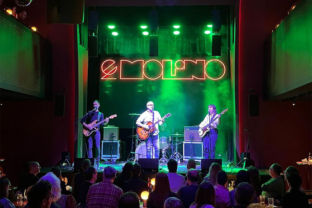 🎸 World Tour 2025 🎤 Arrenquem l’any amb força! <a href="/quimiportet/">QuimiPortet</a> dona el tret de sortida al 2025 al mític Molino de Barcelona. Rock al màxim i emocions garantides! 🔥
Més informació i entrades a 👉 quimiportet.cat

📸 @can_picoti

#Araso #Sonorització #Illuminació