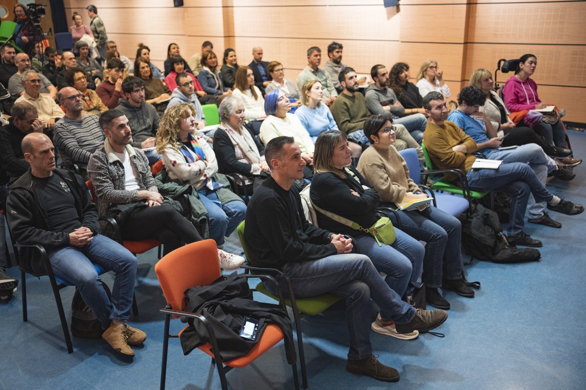 Adimen artifiziala hor dago, guri dagokigu adimen naturala erabili.

Adimen artifiziala eta eraldaketa sozialerako ireki daitekeen zerumuga hobeto ulertzeko gako berriak ezagutu eta partekatu ditugu #Bilbo|ko solasaldian.

#Zutunik