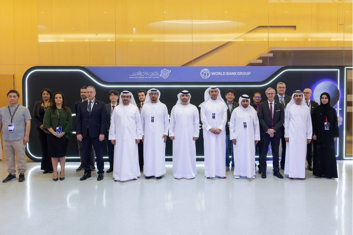 سمو الشيخ منصور بن محمد بن راشد آل مكتوم، رئيس مجلس دبي لأمن المنافذ والحدود  يفتتح أعمال المنتدى العالمي الحكومي للحوسبة السحابية، والذي ينظمه مركز دبي للأمن الإلكتروني بالتعاون مع مجموعة البنك الدولي لأول مرة على مستوى العالم، وشهد المنتدى مشاركة أكثر من 500 خبيراً وما يزيد على