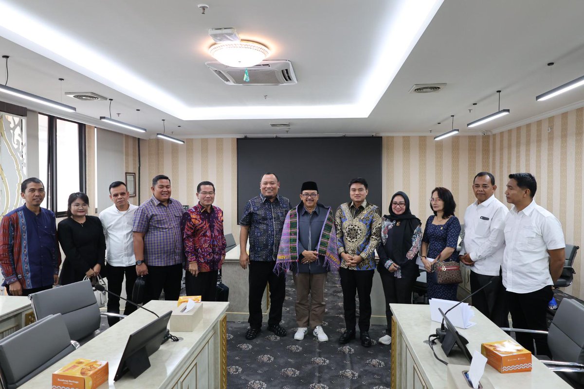 DjampiS's tweet photo. MEWAKILI PIMPINAN KOMISI 1 DPRD JABAR, MENERIMA KUNJUNGAN KERJA KOMISI A DPRD SUMATERA UTARA DENGAN PIMPINAN ROMBONGAN @ZAIRASALIMLUBIS

@A_FauziFawaz @cakimiNOW
@EmHasanuddin
@SyaifulHooda @AcepJamaludin01 https://t.co/WzzY3WJKTM