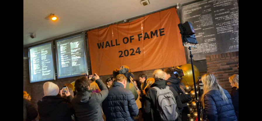 Het is een orwelliaanse paradox: alle kampioenen zijn kampioen, maar een olympische kampioen is méér kampioen dan een paralympische kampioen. Het Olympisch Stadion vindt dat niet van deze tijd en presenteerde een nieuwe eregalerij.

Verhaal op sportgeschiedenis.nl/olympische-spe…