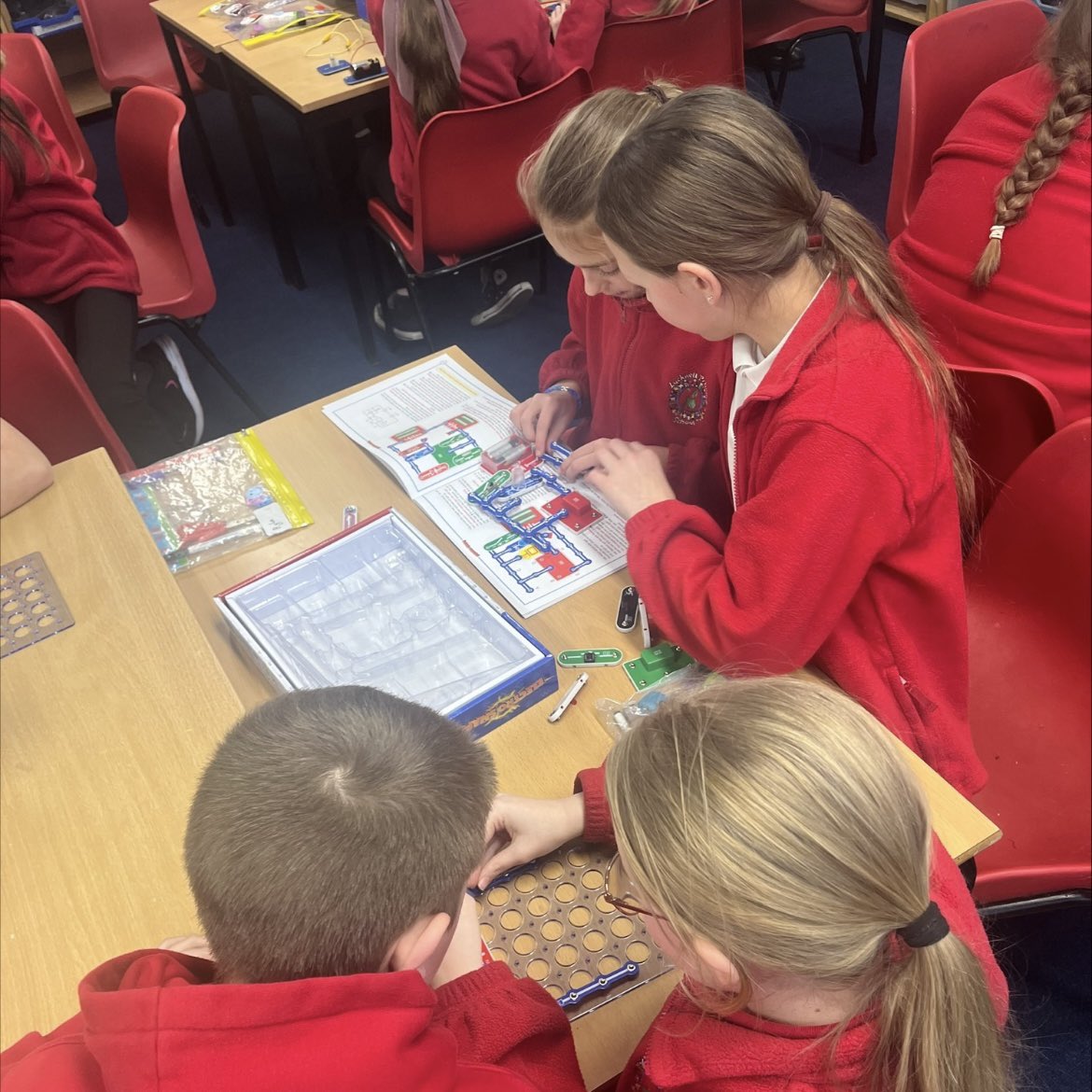This week Shooting Stars looked at components of a circuit, safety around using electricity and creating circuits with motors. They had a great time experimenting and exploring! 💡 #Luckwell <a href="/ExcaliburAT/">Excalibur Academies Trust</a> 🫶