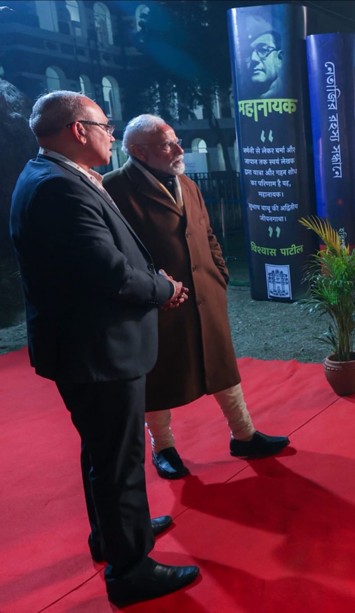 AuthorVishwas's tweet photo. आज नेताजी सुभाष चंद्र बोस यांची जयंती !
गेल्या वर्षी राजधानी दिल्लीमध्ये, भारतीय ज्ञानपीठाने प्रकाशित केलेली माझी “#महानायक” ही #कादंबरी, तिचे अवलोकन करताना भारताचे पंतप्रधान नरेंद्र मोदी दिसत आहेत.
Today is the birth anniversary of #Netaji_Subhash_Chandra_Bose!
Indian Prime Minister #Narendra_Modi is seen reviewing my novel “#Mahanayak” published by #Bharatiya_Jnanpeeth in Hindi, in a literary function last year, in the capital #Delhi.
@narendramodi @News18lokmat @TV9Marathi @zee24taasnews @SakalMediaNews @pudharionline @ZeeNews @mehtapublishing @WestlandBooks @Vani_Prakashan
#vishwaspatil #NetajiSubhashChandraBose
#BirthAnniversary #NetajiJayanti #AzadHindFauj
#PatrioticLiterature #IndianHistory #IndianAuthors #IndianNationalArmy #author