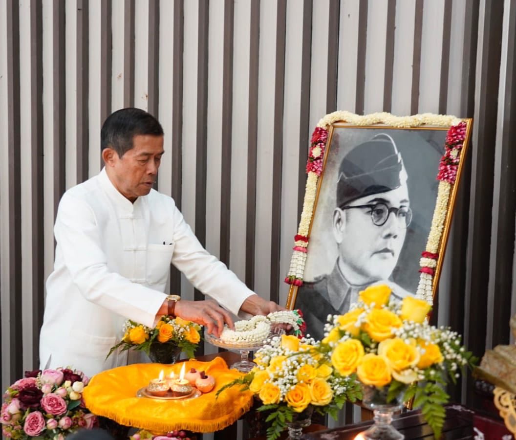 Pushpendraamu's tweet photo. Former Deputy Prime Minister of Thailand Korn Dabbaransi offering floral tributes to Netaji Subhas Chandra Bose on his 128th Birth anniversary. https://t.co/g7iCwh5Yix