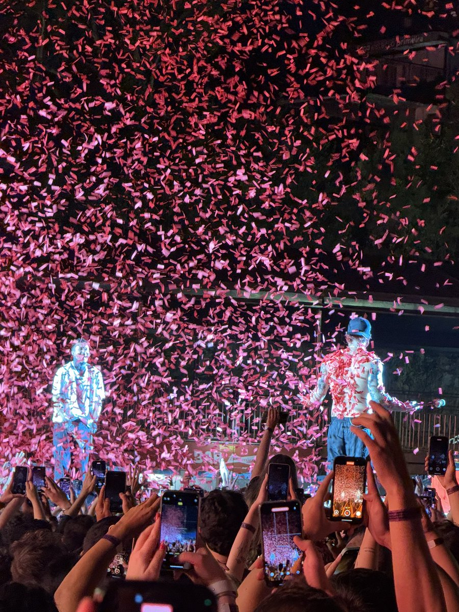 blurry_rep's tweet photo. twenty one pilots in curitiba 🇧🇷

@twentyonepilots https://t.co/2PyBfHMq4G