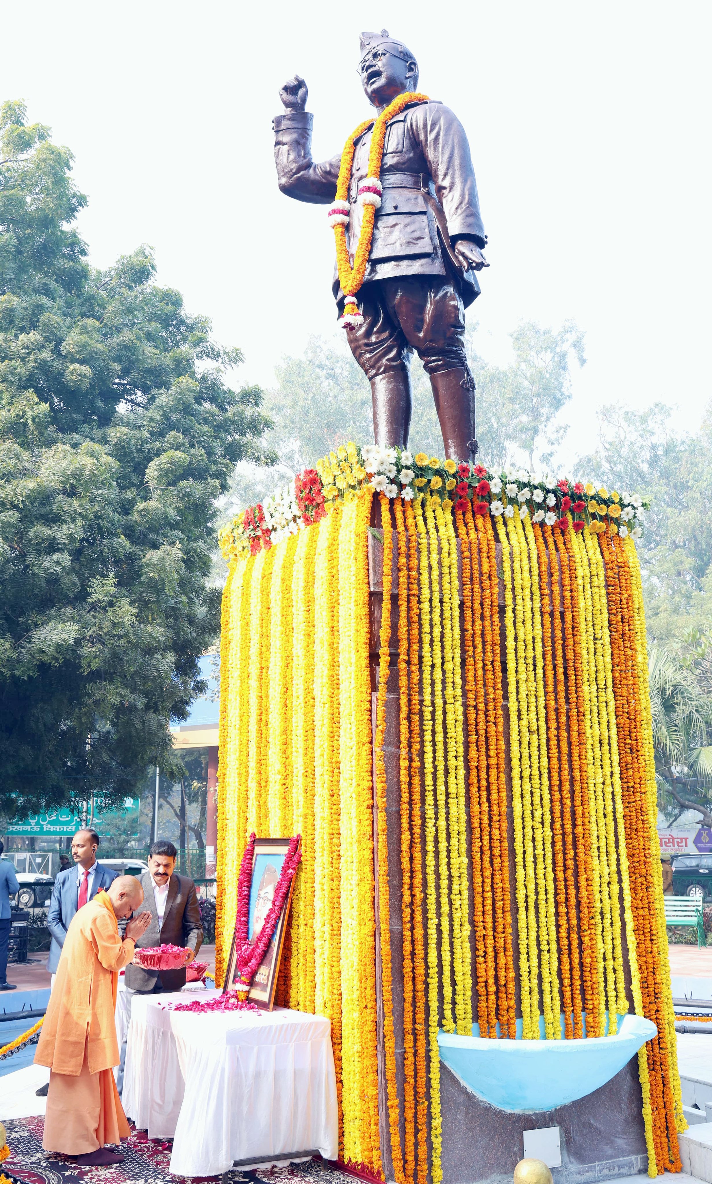 सीएम योगी ने अर्पित की नेताजी श्रद्धांजलि, कहा- उनका जीवन साहस, निष्ठा और निस्वार्थ सेवा की मिसाल