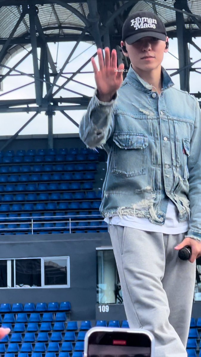 __biancaisabel's tweet photo. three years is nothing!!! waaa i finally got to see the loml for the first time :’)

#SEVENTEEN_RIGHT_HERE 
#SEVENTEEN_RIGHT_HERE_IN_BULACAN https://t.co/gTfBPSDHkV