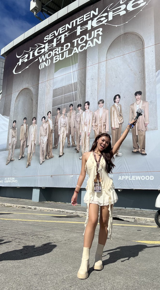 __biancaisabel's tweet photo. three years is nothing!!! waaa i finally got to see the loml for the first time :’)

#SEVENTEEN_RIGHT_HERE 
#SEVENTEEN_RIGHT_HERE_IN_BULACAN https://t.co/gTfBPSDHkV