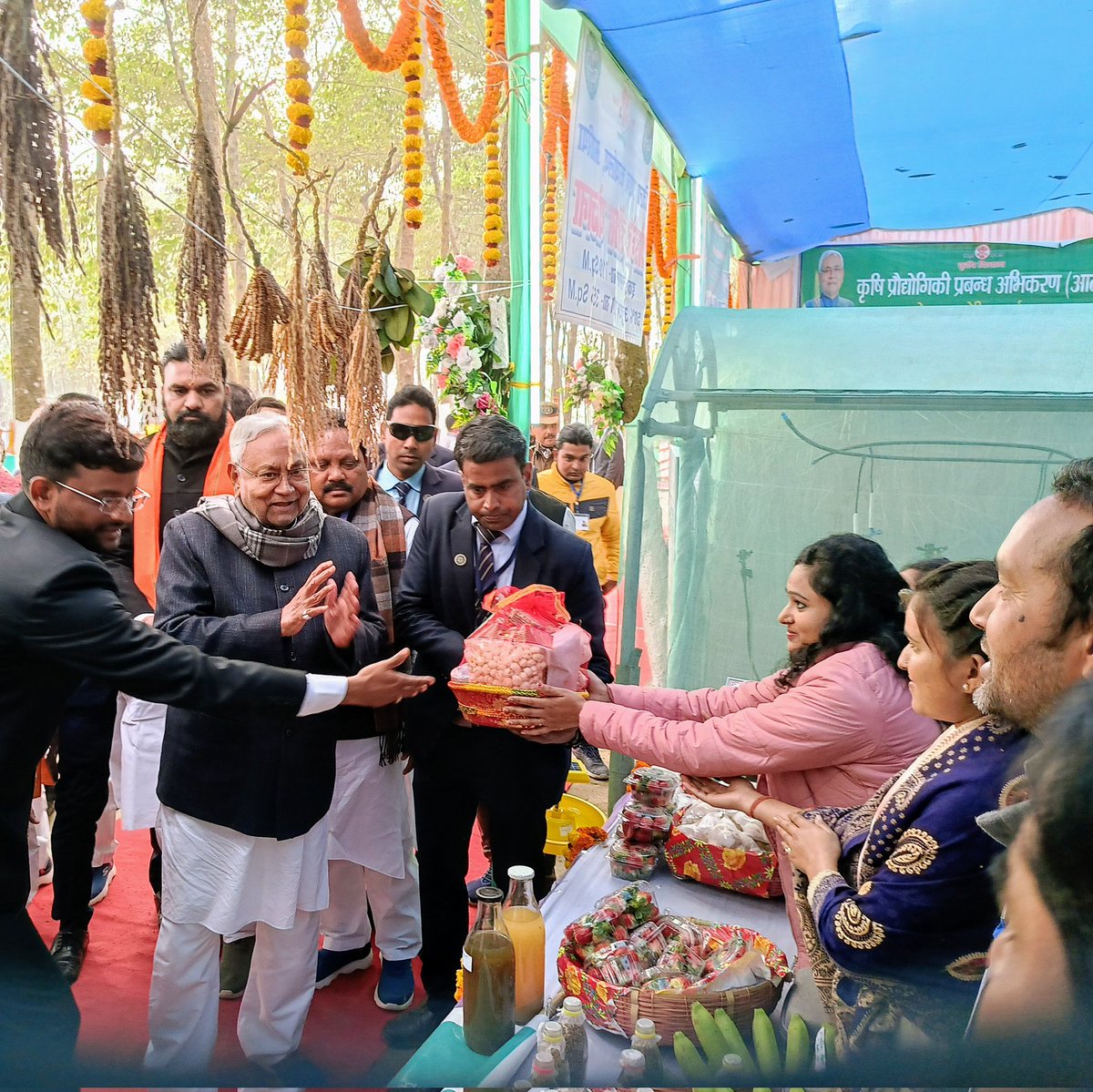 BhimaKamat's tweet photo. मुख्यमंत्री नीतीश कुमार की प्रगति यात्रा के अररिया दौरे में बेलवा पोखर, हाँसा, रानीगंज, अररिया में कृषि विभाग के स्टाल का निरीक्षण क��ते @PkSinghMP @samrat4bjp @dmararia @bhimakamat https://t.co/ObezdOwQ6m