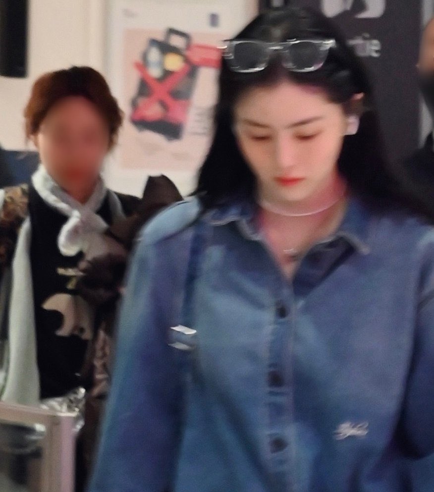 xeoohee's tweet photo. Going to Paris vs Arrived at Paris 🇫🇷🥖 https://t.co/KKHeQBM02X