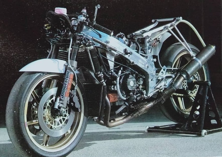 RVF400 NW0Dに近づける為にシートレールを用意した〜 取り付ける為に
