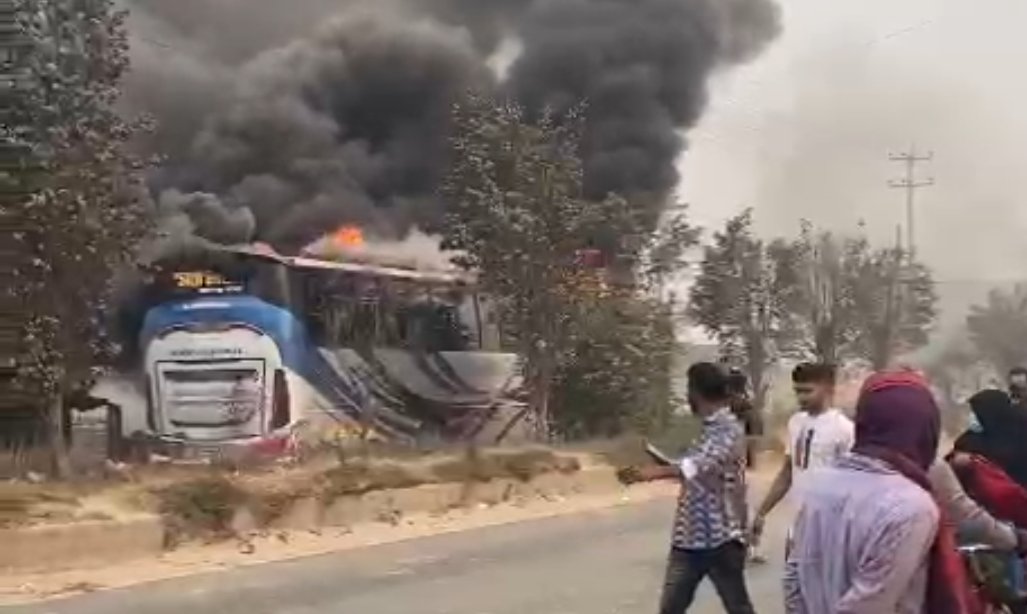 গাজীপুরে বেক্সিমকোর শ্রমিকদের সড়কে তান্ডব যানবাহন ভাংচুর অগ্নিসংযোগ