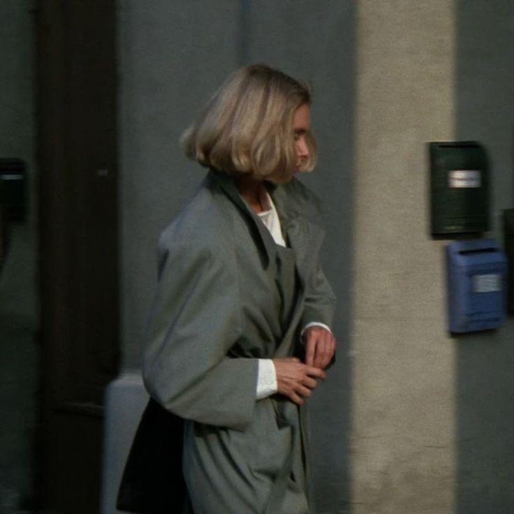 desertcolumn's tweet image. thursday: 5:30am meditation, morning gym, busy work day, chai lattes, healthy lunch and a brisk walk, an evening yoga class, commuting home with a book, decompressing from the week