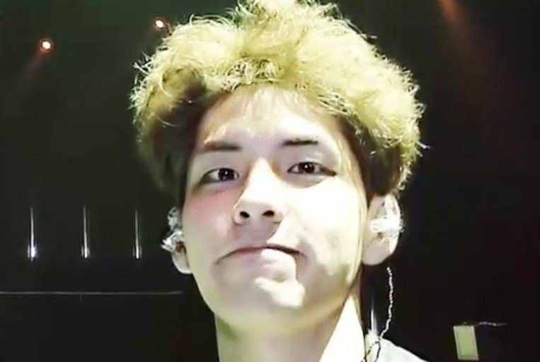 근데 나도 반곱슬이고 반곱슬 상태로 히피펌을 해봤는데 아무리 컬크림베이비오일헤어에센스를 쳐발라도 폭탄 머리 되는데 우짤라고 파마을 했디야?