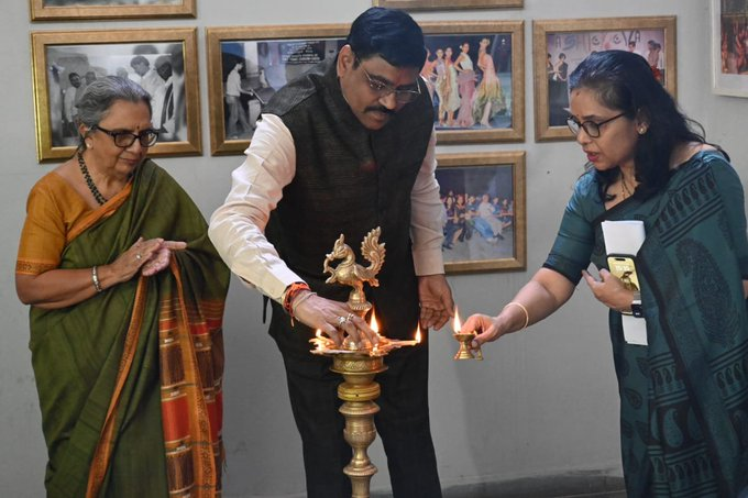 AIRNewsHindi's tweet photo. हैदराबाद में #NIFT के 40वें स्‍थापना दिवस पर कल #VisionNxt प्‍लेटफार्म की शुरूआत की गई।

#VisionNxt यांत्रिक और भावनात्‍मक मेधा पर आधारित देश का पहला फैशन मंच है, जिसका उद्देश्‍य देश के फैशन और खुदरा कपड़ा बाजार से संबंधित अनूठी जानकारी उपलब्‍ध कराना है।

@TexMinIndia https://t.co/73Vz8EZOOr