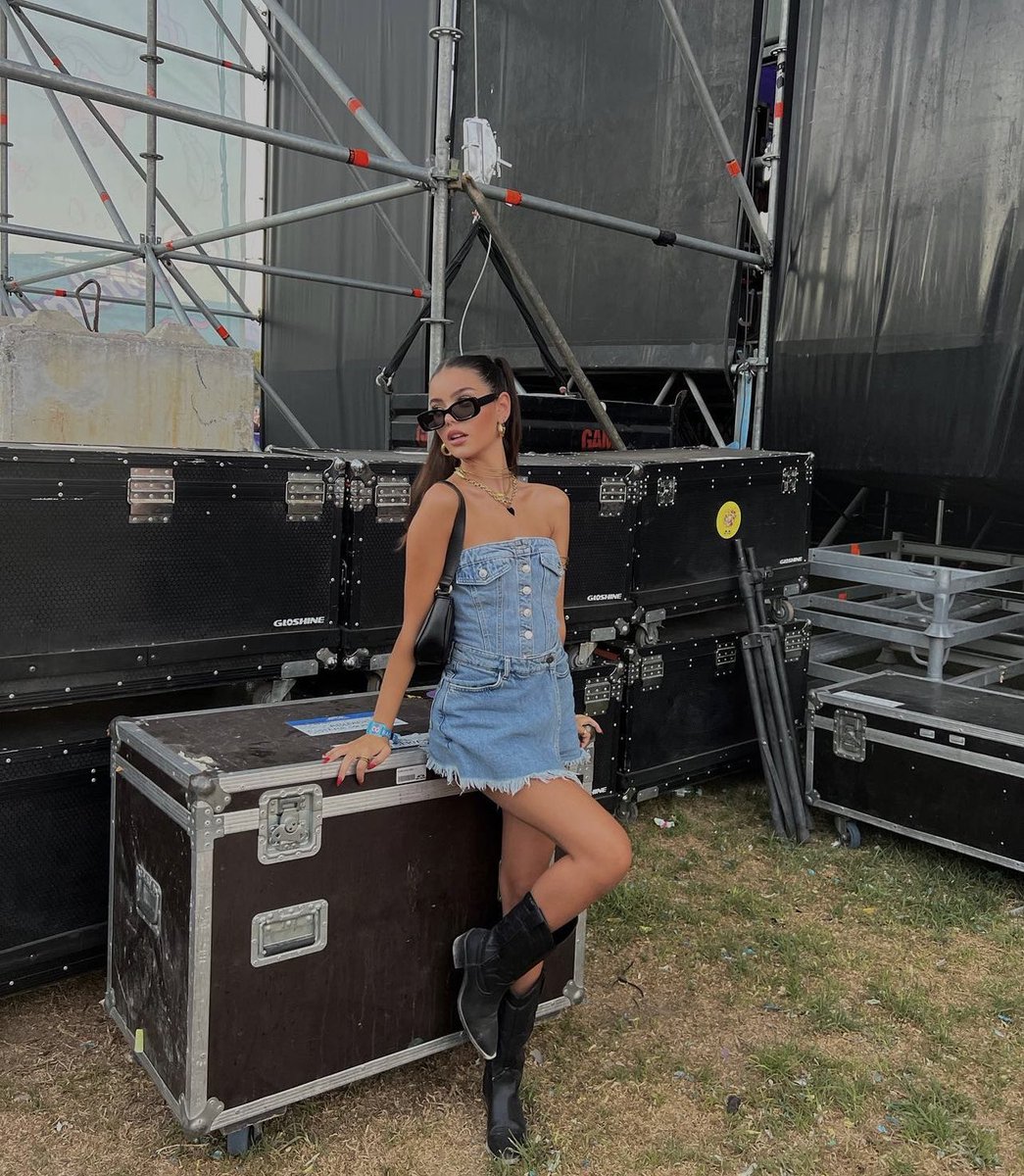 El viento me trajo de nuevo, como están? Soy Ana Cash, tengo 20 años, no soy nueva por aquí pero desaparecí un largo tiempo, me ayudarían dando rt