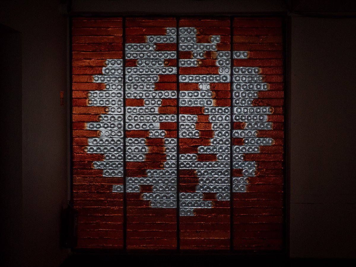 Náhodou jsem díky přednášce objevil v Jihlavě zapomenuté skleněné dílo od slavného sochaře a výtvarníka Františka Víznera. Na internetu se nedá dohledat, skoro nikdo o něm ve městě neví. Radost! 🙂