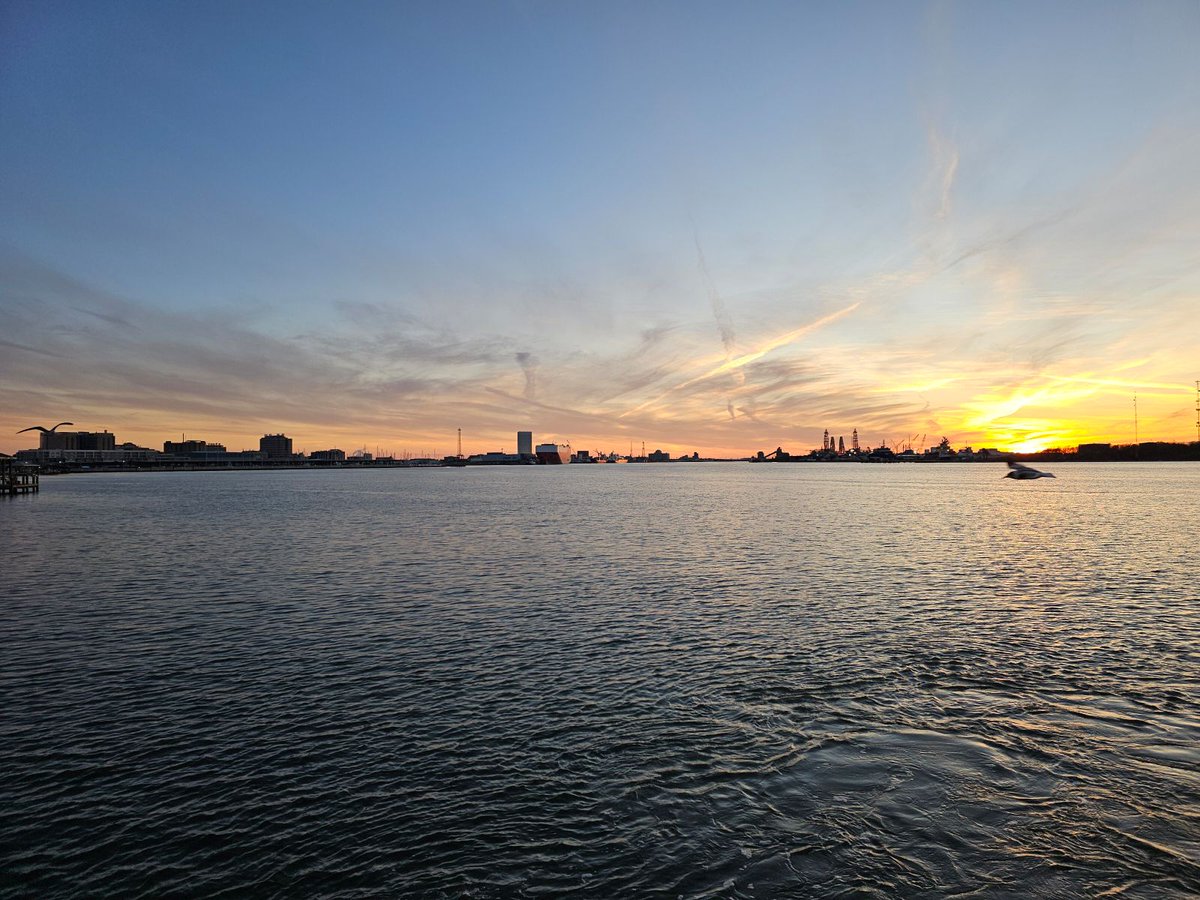 GalvestonFerry's tweet photo. Tonight ends with a stunning sky painted in miraculous colors and floating soft clouds. #FerrySunset https://t.co/ATWXY9rq1m