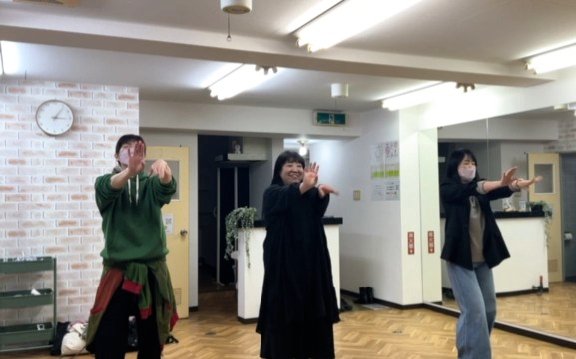 mayumi_ohno's tweet photo. 昨日は振付日💃

お二人共カッコイイのに、私だけ終始満面の笑み…笑
久しぶりに踊ったら足がガタガタいっておりますが、そんな私と素敵なお2人をぜひ観に来てくださいませ！

2/7（金）16時／19時半
於:APIA40 https://t.co/Xon1Gw1V8j