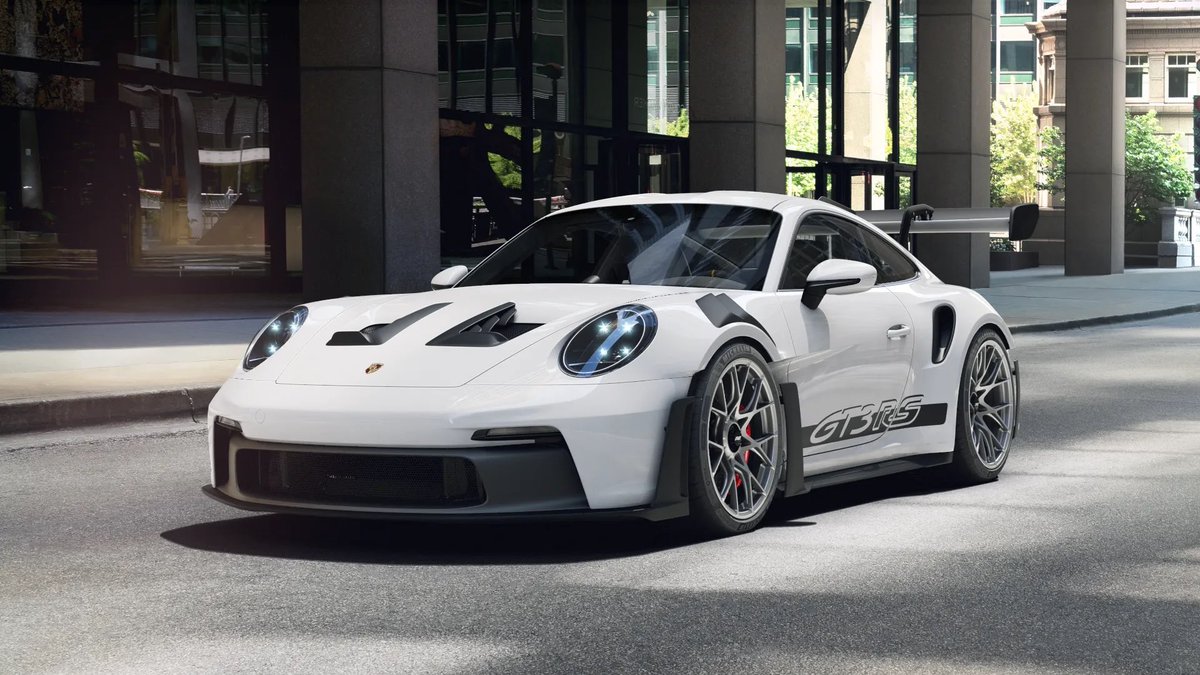 vousjay's tweet photo. ลิซ่านั่งกินชาไทยบน Porsche 911 GT3 RS อร่อยมั้ยคะคุณลูกขาา ส่วนแม่เดินไปทำงานมือถือชาไทยร้านแถวบ้าน https://t.co/BDpsURI9iT