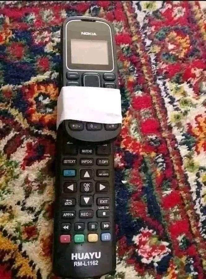 شرينا للريموت جوال عشان اذا ضاع نتصل عليه 😁😆😂🤣🤣