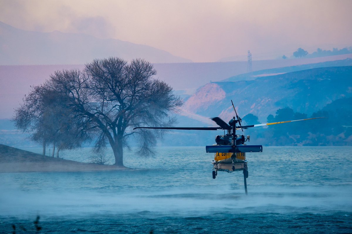 #HughesFire 📸 captured by #LACoFD Photographer Doug Morrison.

The wildfire has grown to 10,176 acres w/14% containment. LACoFD FFs remain assigned to the Hughes, Eaton &amp; Palisades fires.

We commend all first responders for your dedication in protecting residents &amp; communities.