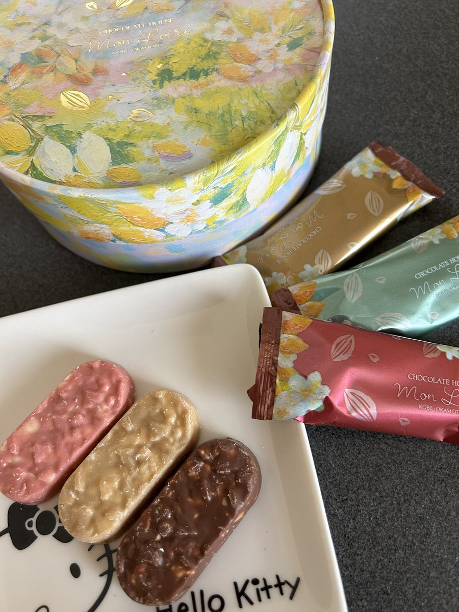 おやつ☺️ クラッシュアーモンドカラーボックス （ストロベリー