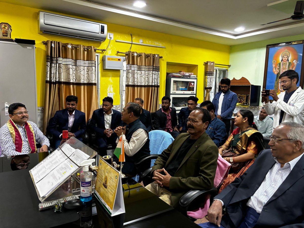 MahalingMukesh's tweet photo. ବଲାଙ୍ଗୀର ସ୍ଥିତ ସରକାରୀ ଆୟୁର୍ବେଦିକ ମହାବିଦ୍ୟାଳୟ ଠାରେ ଆୟୋଜିତ "ଆୟୁର ଉତ୍ସବ" ରେ ମୁଖ୍ୟ ଅତିଥି ଭାବେ ଯୋଗଦେଇ ଅଧ୍ୟାପକ ଏବଂ ଛାତ୍ରଛାତ୍ରୀଙ୍କ ସହିତ ଆୟୁର୍ବେଦ ଚିକିତ୍ସା ଉପରେ ଅଧିକ ଆଲୋଚନା କଲି । https://t.co/rXhQnSjmBm