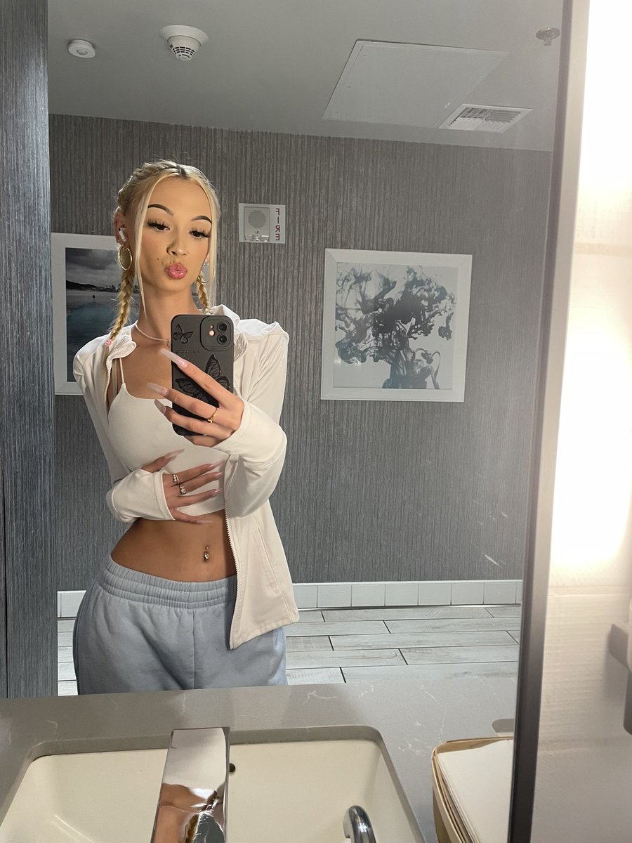 money444linaaa's tweet photo. pretty and petite 💞 https://t.co/JCDxn6jSig