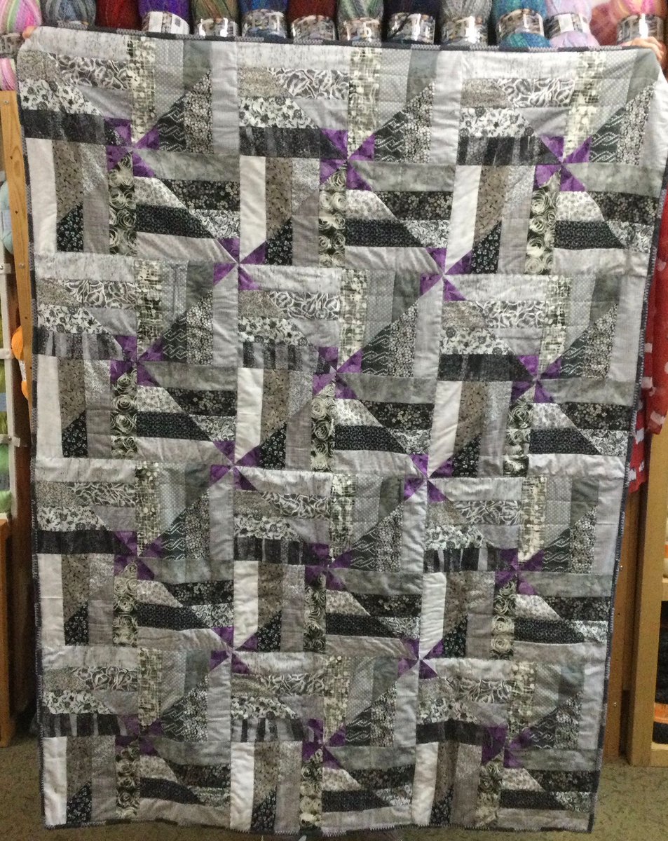 sallyannsews's tweet photo. #merrymaid #quiltingclass #classquilt
This is Carole’s version of the ‘class’ quilt. 👏🏻👏🏻 I love the colours in this, but it’s not as striking as Laura’s version. https://t.co/zNI3bSzOS0