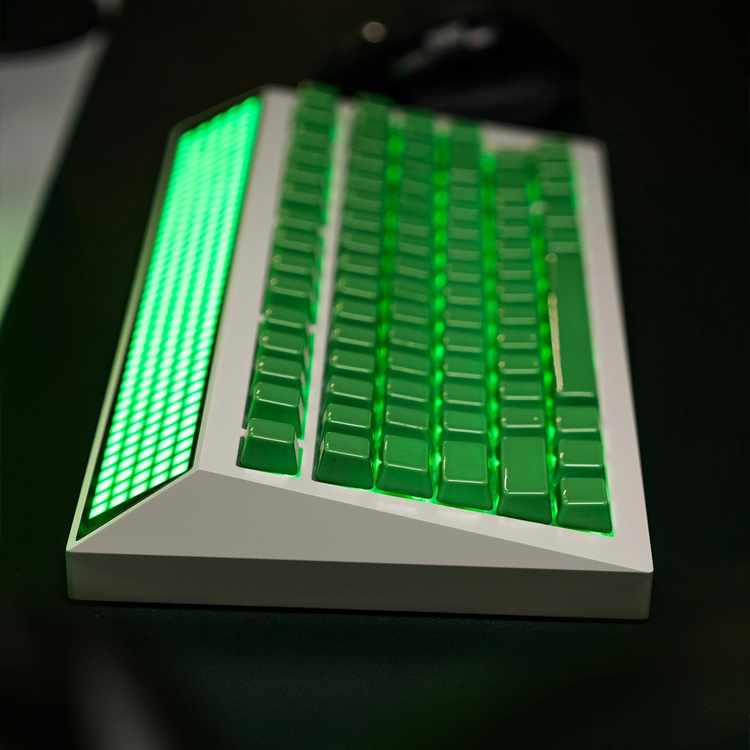 CerakeyOfficial's tweet photo. Who says green can't be cool?💚😎

📸 by Guzy13

#cerakey #cerakeycaps #keycap #keycaps #keycapset #keycapdesign #ceramickeycap #mechanicalkeyboard #customkeyboard #keeb https://t.co/zkx8lObjUw