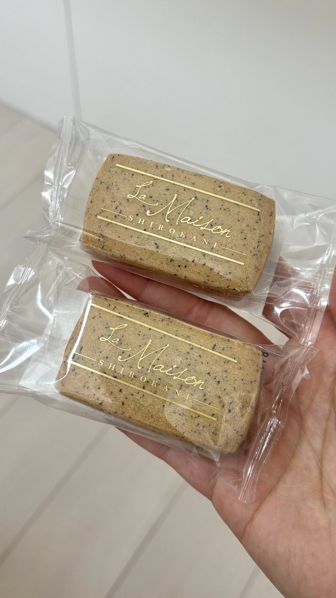 uryo1112's tweet photo. 「速報」
ラ・メゾン白金のロイヤルミルクティーショコラサンドがサクサクの紅茶クッキーに分厚い紅茶チョコが挟まってガチで優勝。 https://t.co/zHdh6MWQnM