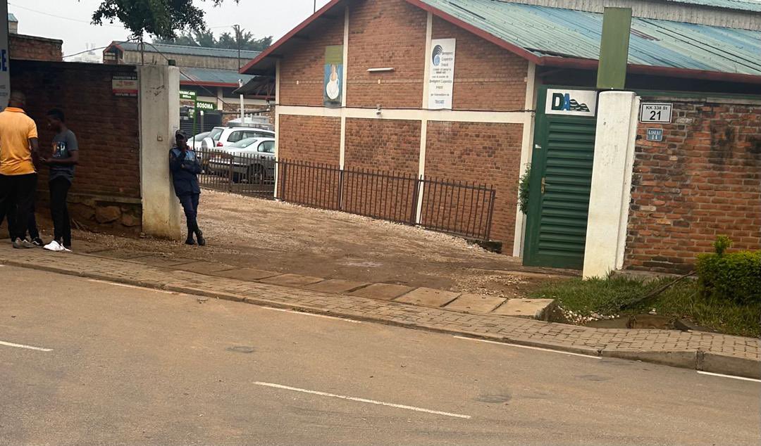 MushakambaM's tweet photo. @Duhamic1 Ntibikwiye ko mukorera mu cyondo cg ivumbi, kandi muturanye na NPD ikora pavés. Aha ntihajyanye n’icyerekezo turimo kuko mutwanduriza umuhanda. Mukora ibiryo byiza, musukure aho mukorera @CityofKigali 
@KicukiroDistr https://t.co/HEaErRz7Vk