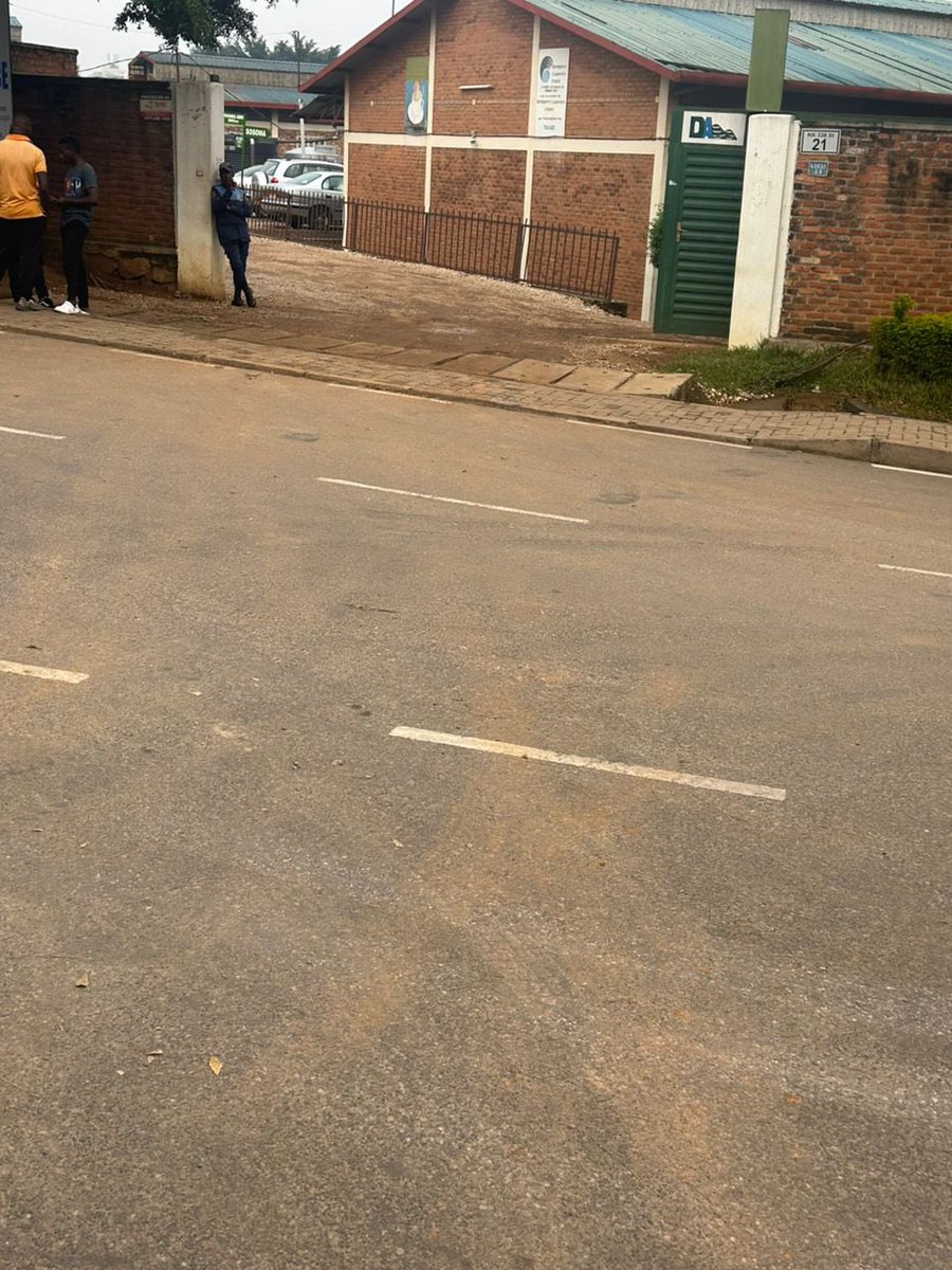MushakambaM's tweet photo. @Duhamic1 Ntibikwiye ko mukorera mu cyondo cg ivumbi, kandi muturanye na NPD ikora pavés. Aha ntihajyanye n’icyerekezo turimo kuko mutwanduriza umuhanda. Mukora ibiryo byiza, musukure aho mukorera @CityofKigali 
@KicukiroDistr https://t.co/HEaErRz7Vk