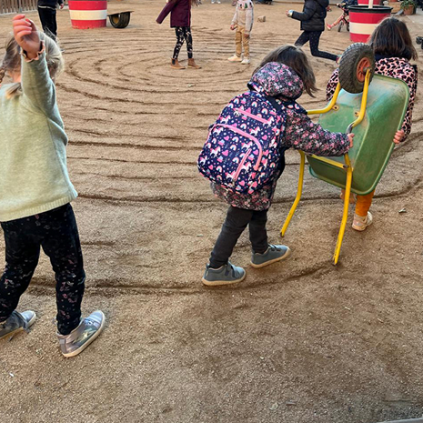 InfànciaAdolescència (@instinfancia) on Twitter photo EN RESUM:
➡️Cal preservar que els infants han de poder seguir sent infants. I ens correspon a les persones adultes fer-ho
➡️El joc és una necessitat vital, és motor d’aprenentatges, és generador d’amistat, és font de salut física i mental i és un regal per a la vida comunitària EN RESUM:
➡️Cal preservar que els infants han de poder seguir sent infants. I ens correspon a les persones adultes fer-ho
➡️El joc és una necessitat vital, és motor d’aprenentatges, és generador d’amistat, és font de salut física i mental i és un regal per a la vida comunitària