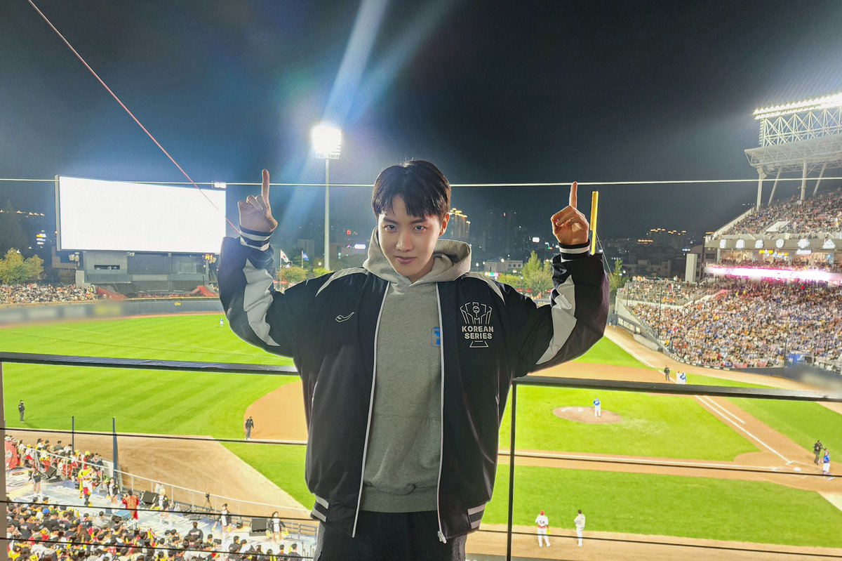 HperezJeraldin's tweet photo. Me están diciendo que no iré a ver al amor de mi vida ):
#HOSEOK https://t.co/71pfwuFeli