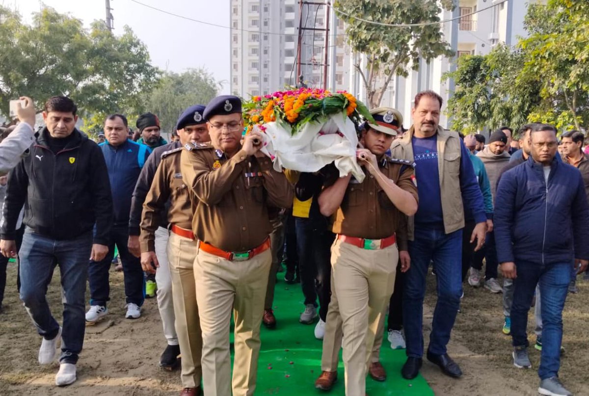 Jetendrasingh7's tweet photo. #शहादत।🙏🏻
शहीदों की चिताओं पर लगेंगे हर बरस मेले,वतन पर मरने वालों का यही बांकी निशां होगा।
शहीद हुए इंस्पेक्टर सुनील कुमार जी के पार्थिव शरीर को कंधा देते @adgzonemeerut श्री @dhrubathakur सर, @ipsnaithani सर 🙏🏻 https://t.co/DBji9PcjvF