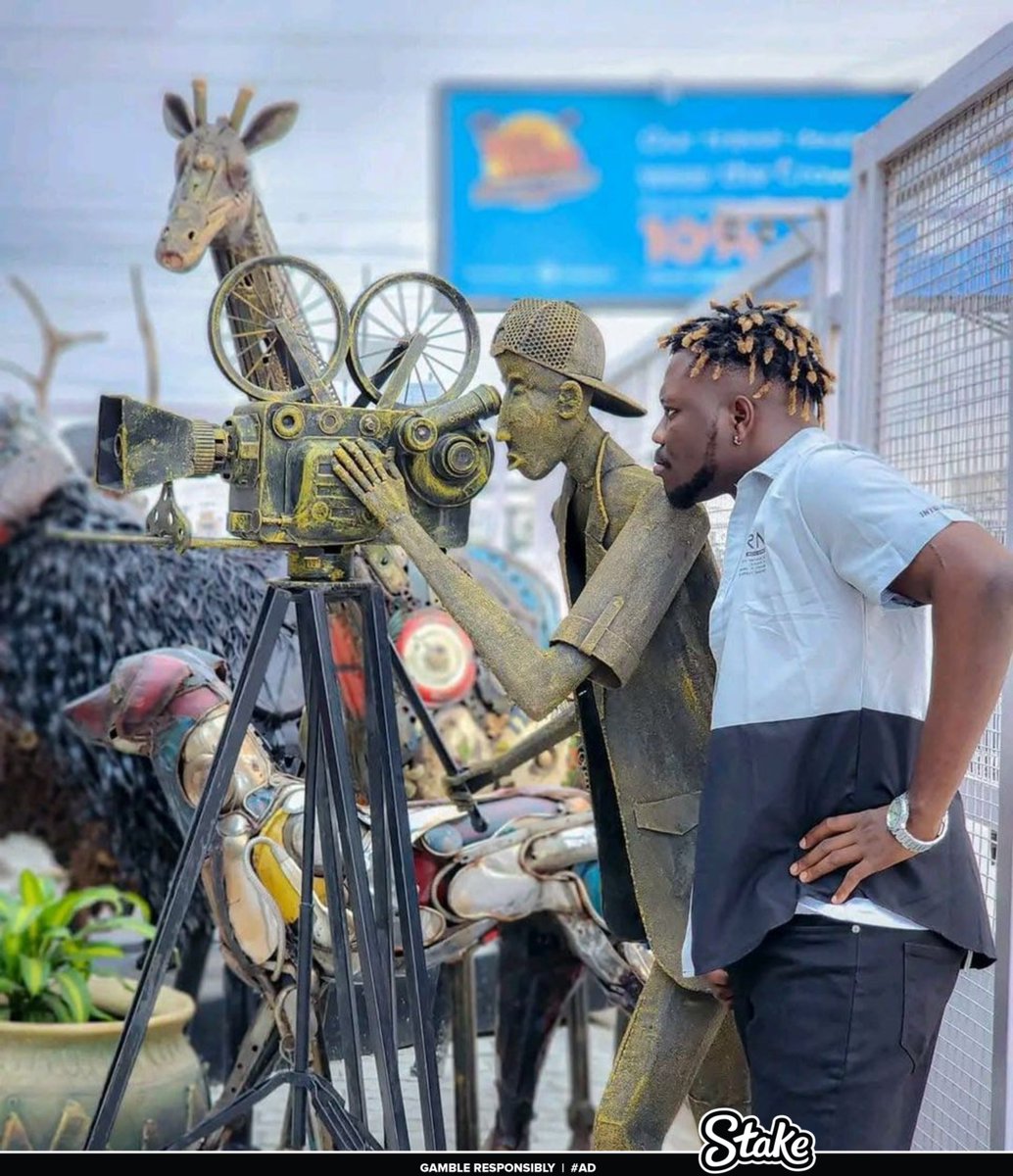 TwoTerty_'s tweet image. Some hilarious statue play-alongs 

Number 5 will make your day 😂💔

A Thread 😂

1. Certainly a Nigerian 😂