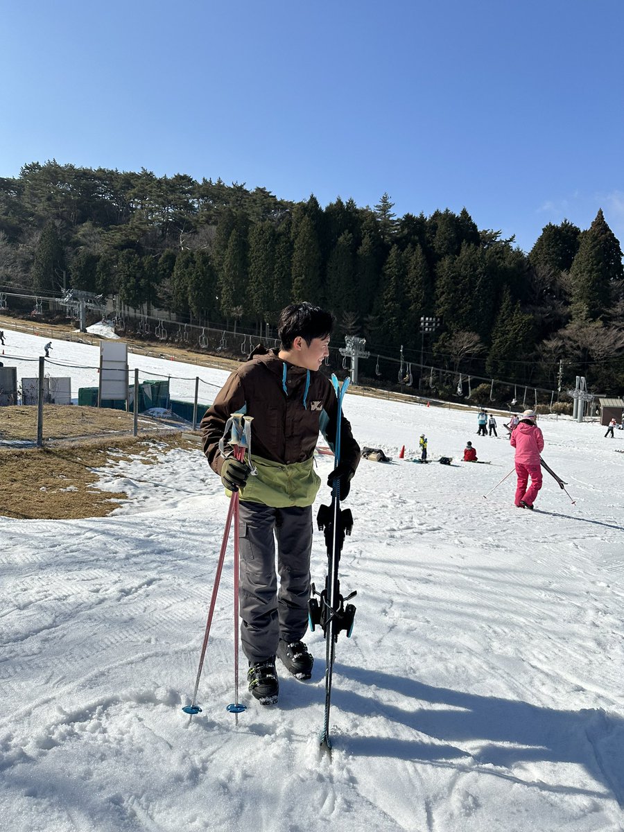 bisikanlangit's tweet photo. Touching snow ❄️ https://t.co/e0u6LiKOMQ