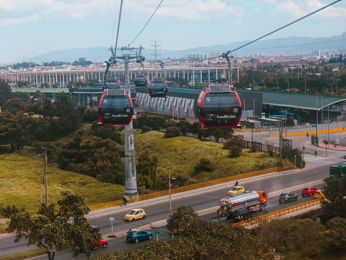 TransMilenio's tweet photo. 🕓4:00 AM✨

¡Buenos días, Bogotá! 

Iniciamos una nueva jornada de #jueves donde te acompañaremos durante todos tus trayectos✨

Descarga #TransMiApp para planear tus viajes, verificar tu saldo y ver paraderos cercanos👉https://t.co/gQQGOMWzpd https://t.co/LsA3AEOmxA