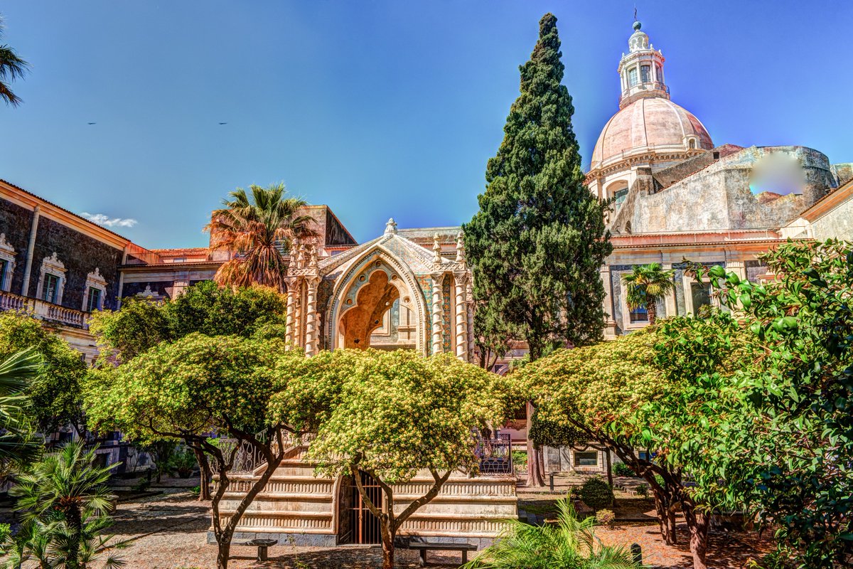 AutoEuropeAUNZ's tweet photo. #Catania, a gem on #Sicily’s east coast, boasts rich #history and stunning #landscapes 🇮🇹

Explore the majestic Mount Etna, #Europe’s highest active volcano, with hiking or guided tours offering breathtaking views 🌋 https://t.co/WFKOPXv0ga
