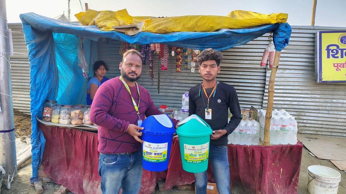 SwachhBharatGov's tweet photo. प्रयागराज में स्वच्छ-सुरक्षित गंगा घाट सुनिश्चित करने को #SUP मुक्त #SwachhMahakumbh की दिशा में निरंतर प्रयास हो रहे हैं। मेला क्षेत्र में विक्रेताओं को गीले-सूखे कचरे के लिए हरे-नीले बिन और श्रद्धालुओं को प्लास्टिक की जगह वैकल्पिक जूट एवं कपड़े के थैले मुहैया कराए जा रहे हैं। https://t.co/VYtKkCAG99