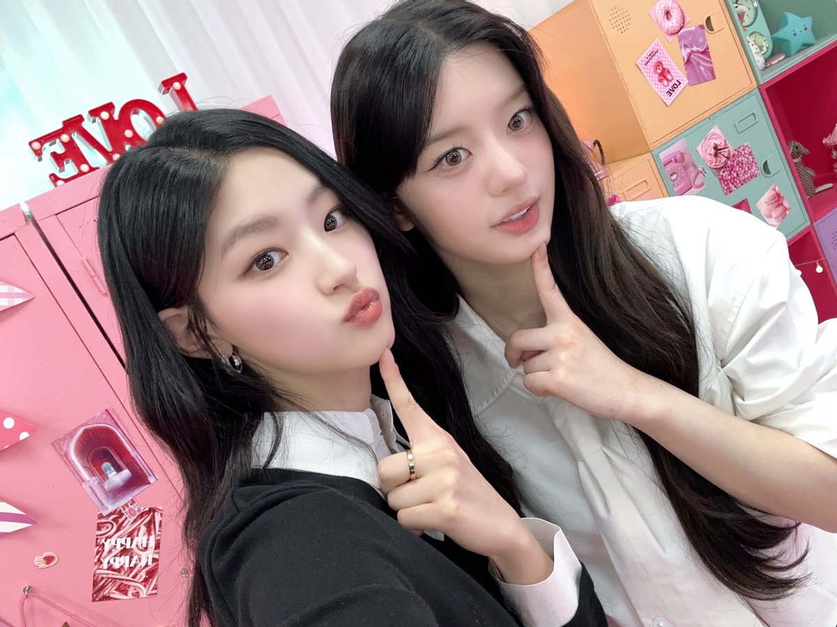 minju_cabinet's tweet photo. 💝민주의 핑크 캐비닛 일곱 번째 손님
 KISS OF LIFE #하늘 🩵

하늘의 슈퍼리얼한 가방 속이 궁금하다면?
1월 23일 (목요일) 7:00PM EP. 6 최초 공개🌟

#민주의핑크캐비닛 #Studiok #민주
#키스오브라이프 #KISSOFLIFE #HANEUL 
@KISSOFLIFE_S2 https://t.co/CiO0P1L0Px