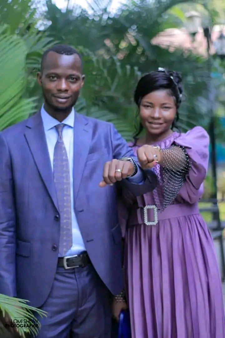 coeurdafriqueM's tweet photo. #TRISTEMENT #TRISTE #HISTOIRE
Cette jeune fille sur la photo est #Polyvia #Ngalula , très gentille et polie, elle a reçu des balles de son propre mari #Alain #MWAMBA qui disait l'aimer tant le mois passé alors qu'elle était enceinte et presqu'à terme. Ces balles ont atteint l'enfant et il en est décédé; elle a survécu après la première opération.
Elle n'a pas pu tenir face à la force de la douleur et elle s'en est allée hier vers la soirée 😭.
L'homme est en fuite depuis la commission du forfait.
Quiconque verra cet homme est prié de prévenir le commissariat le plus proche👌;
Justice doit être faite pour Polyvia !
Mes chères sœurs, ne vous mariez pas pour plaire au monde;
Ne vous mariez pas pour publier seulement les photos;
Ne vous mariez pas parce qu'on vous met la pression ;
Ne vous mariez pas parce que vos amies se marient.
Prenez votre temps, trouvez l'homme qu'il faut et surtout qui craint l'Éternel pour que vous viviez un mariage heureux sinon ça sera l'enfer🙌.
Partagez svp cette publication pour qu'on atteigne le monde entier afin que cet homme réponde de ses actes.
Adieu ma petite Polyvia, ton sourire nous manquera tellement 😭!
@Bibishe6 @gueda18 @AleshOfficiel @ChrisNyamabo @BukasaEmmanuel2 @AndyBemba @PrinceIlunga14 @central_sage @eunice_loba @IrisNzolantima