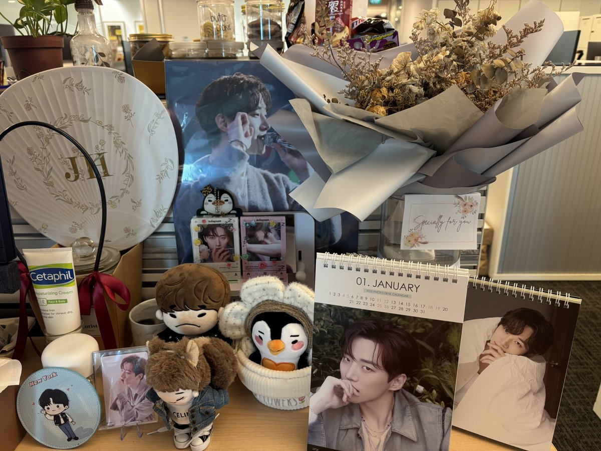 michiimich's tweet photo. One can never have enough JH…always expanding my little fangirl corner in the office to make my day-to-day work life less stressful ❤️🥰
#LEEJUNHO #이준호
#myhappycorner
@dlwnsghek 보고 싶어요🫶🫰 https://t.co/BSFDxMU4Fo