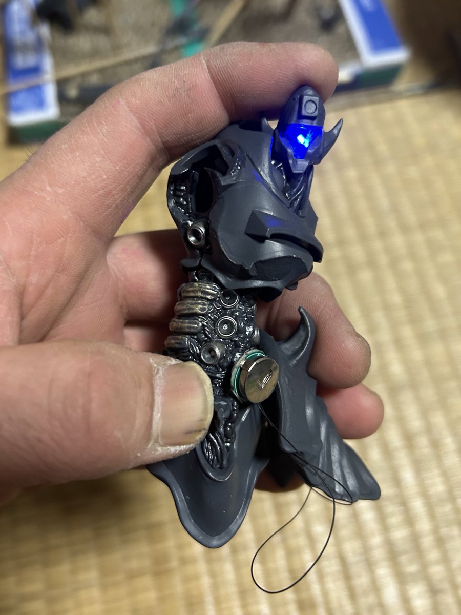 makinotalone's tweet photo. 塗装始めてから
電飾の仕込み
やりそびれてて
慌てて施行✨
なんとかなりました
( • ̀ω•́ )ゞ
顔→首→胴体→腰と
グリグリくり抜いて
ネオジオ接続にした
左腰アーマー裏に
LEDユニットを
貼り付けて
仕込みます(*^^*)
#PLAMAX邪神兵
#bittradeone https://t.co/NSPAIQgGHa