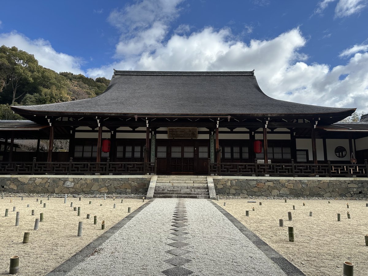souda_kyouto's tweet photo. 新たに国宝指定された注目のお寺✨

📍萬福寺（@manpukuji_X ）

中国の隠元禅師によって開宗された黄檗宗の大本山。中国の自坊を模して建立したお寺なので、日本では珍しい明朝様式の建築😲

たくさんの仏像や、魚の形をした開梆（かいぱん）など、見どころたくさんです🐟局員

#そうだ京都行こう https://t.co/hLBMo5k1Gx