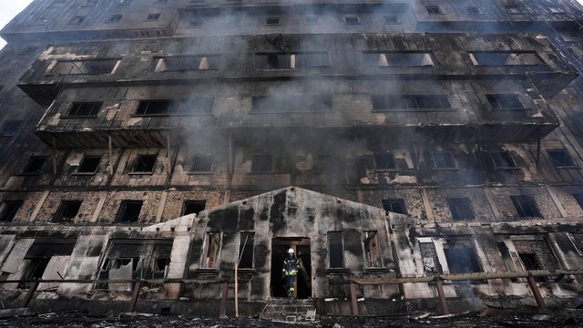 Bolu Kartalkaya'da yaşanan yangın haberini derin bir üzüntüyle öğrendim. Hayatını kaybedenlere Allah'tan rahmet, ailelerine sabır diliyorum. Yaralılarımıza acil şifalar diliyorum. Böyle acı olaylar bir daha yaşanmasın. Kalbim sizlerle."
<a href="/Ahmet_Davutoglu/">Ahmet Davutoğlu</a> 
<a href="/alibabacan/">Ali Babacan</a>